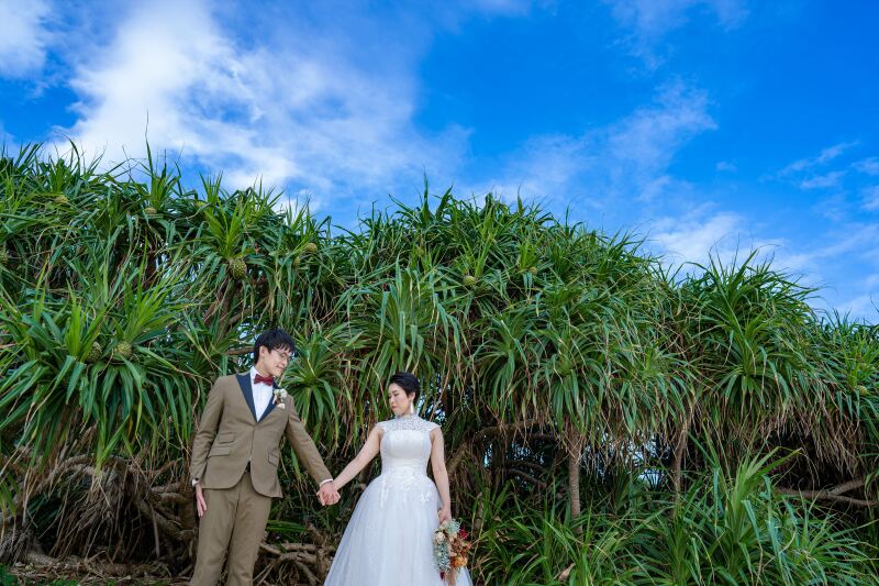 南国風の木々をバックに