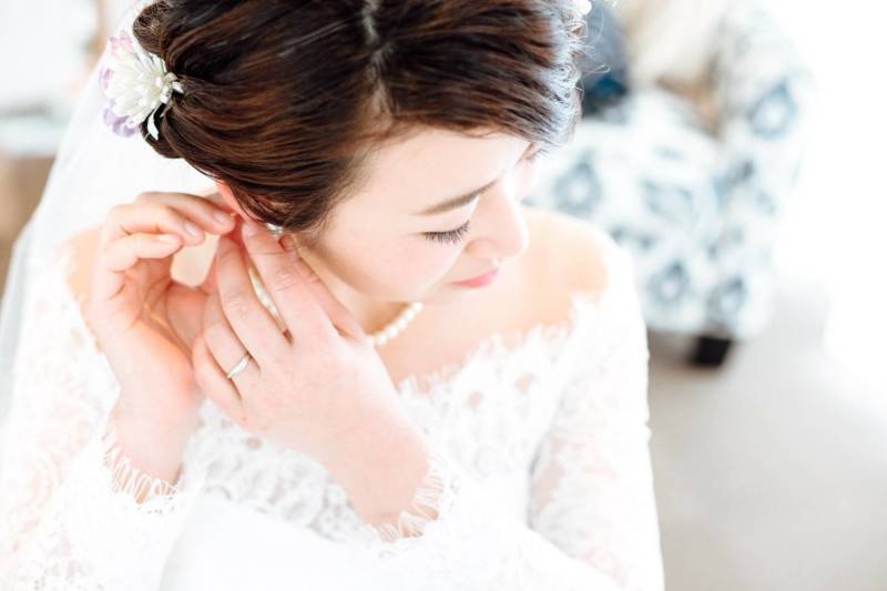 ウェディングドレスを身にまとい