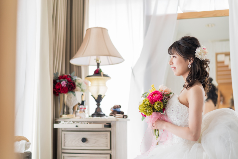 自然光が柔らかに射し込むブライズルームにて