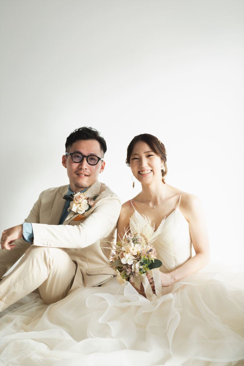 チャペルの白壁に映えるおふたり