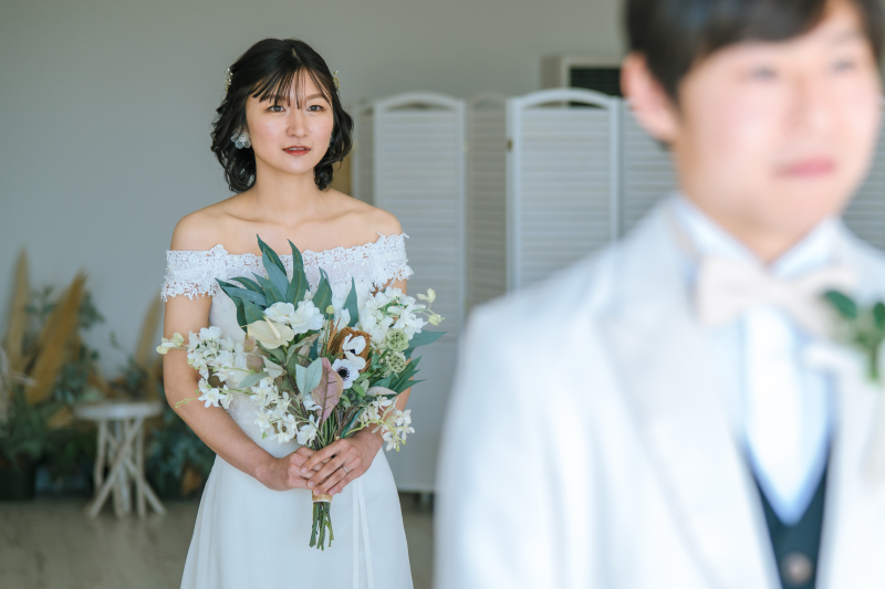 新郎様を見つめながらまっすぐゆっくりと