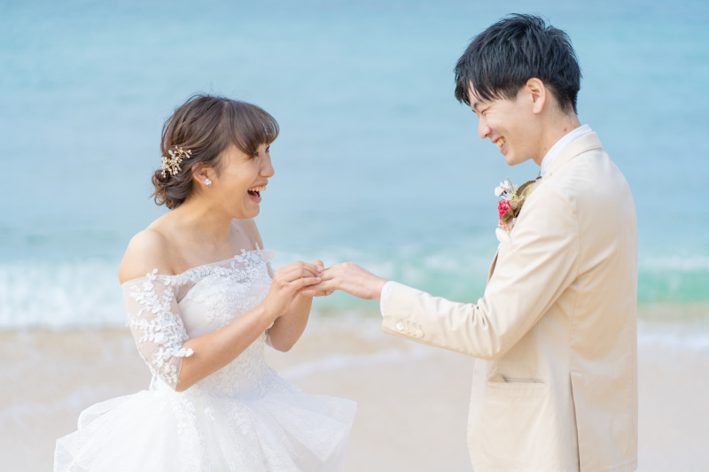 海で指輪の交換