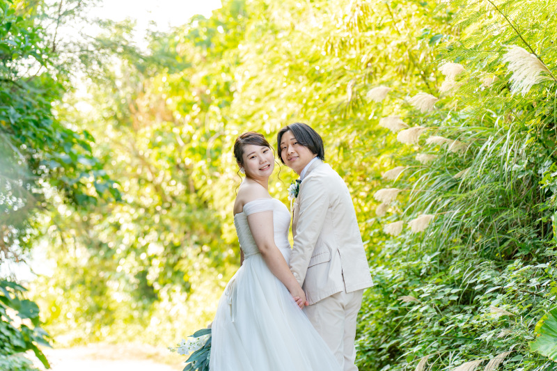 挙式の後はビーチでのロケーションフォト！