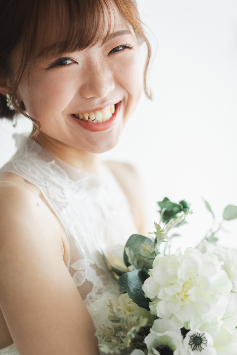 白のブーケが可愛い！新婦様のソロショット