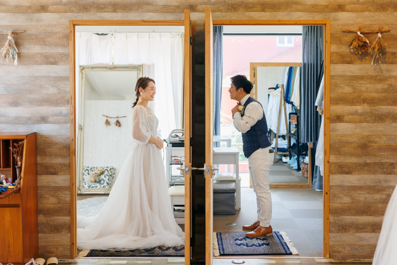 おふたり、それぞれが身支度を整えます。