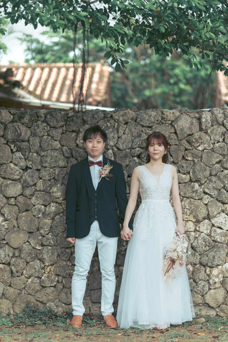 石垣をバックに