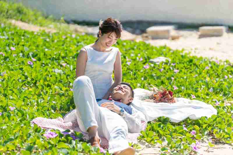 浜昼顔の上でひざ枕