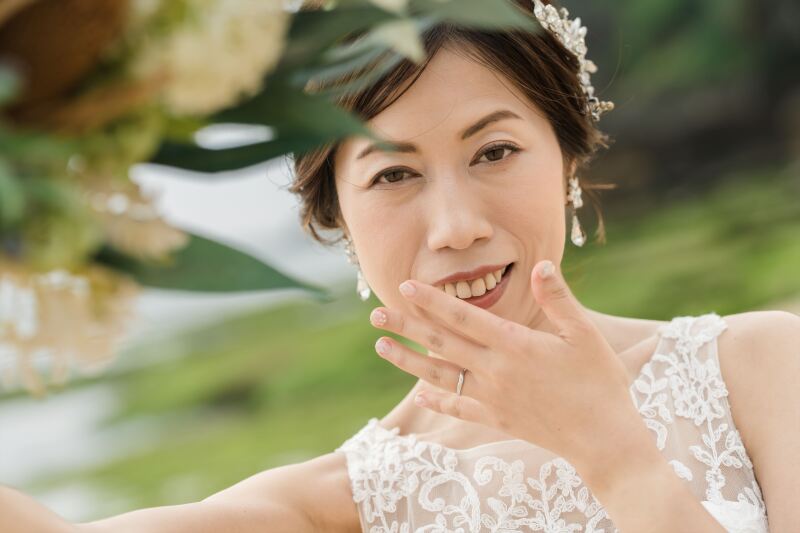 はにかんだ表情