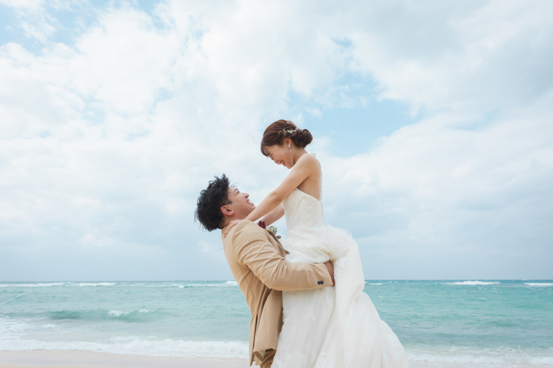 ビーチに移動し海をバックに縦抱っこショット