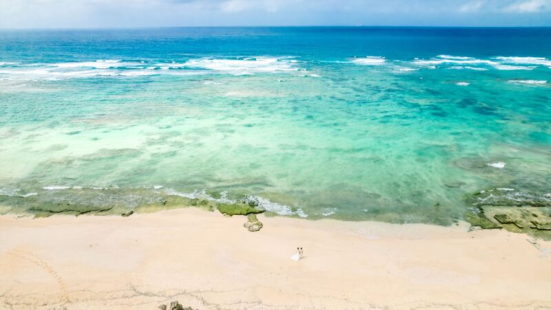 ドローンから天然のビーチを大迫力で撮影