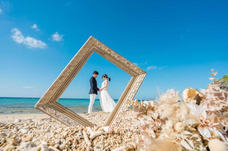 サンゴの砂浜と額縁写真