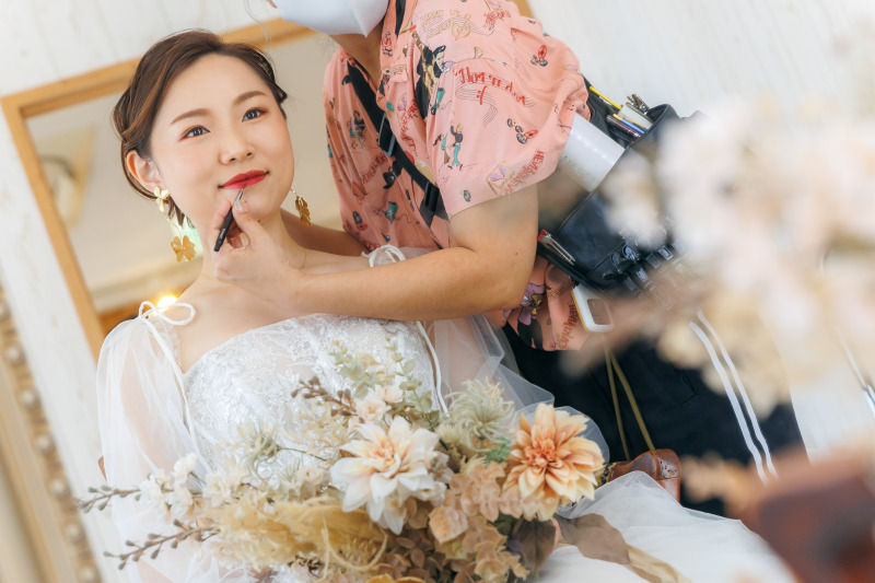 メイクシーンも大切な一枚。