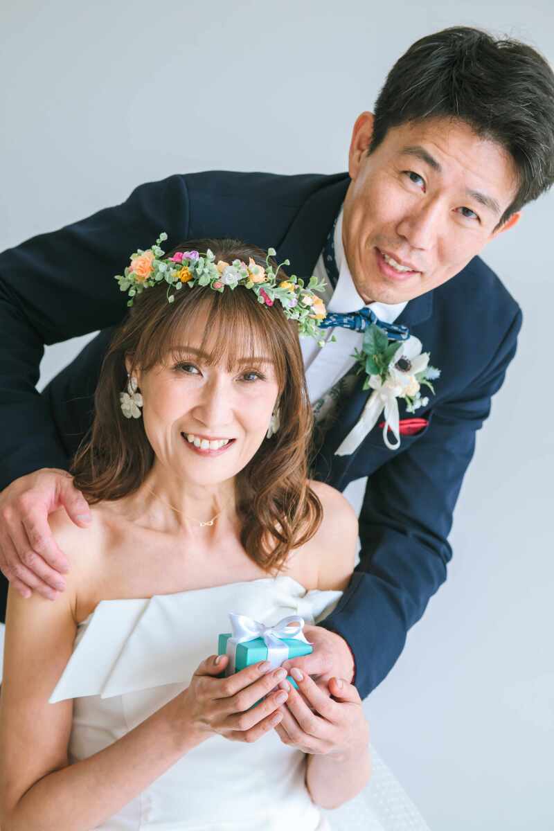 新郎様の贈り物にご新婦様もにっこり♡