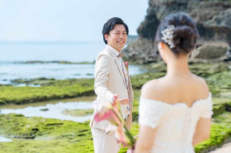 オフショルダーのドレスもステキです