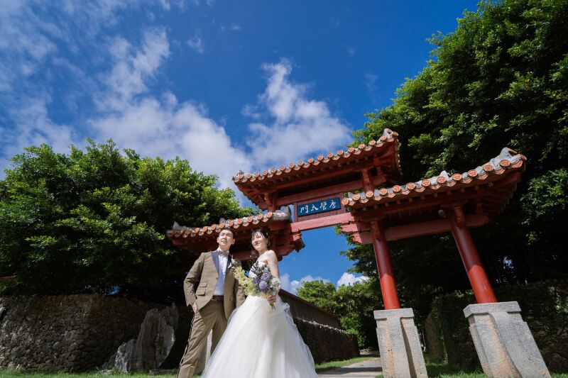 赤の門と青い空のコントラストが映えています！