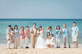 みんな集まれ！全員でビーチで集合写真