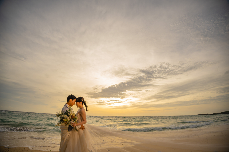 沖縄西海岸のサンセットに包まれて