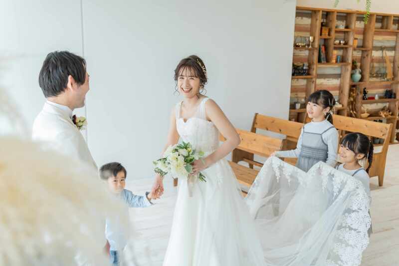 お嬢様たちがドレスを持って