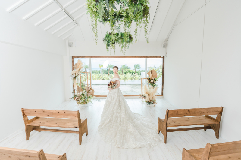 トレーンの長いドレスはダイナミックに