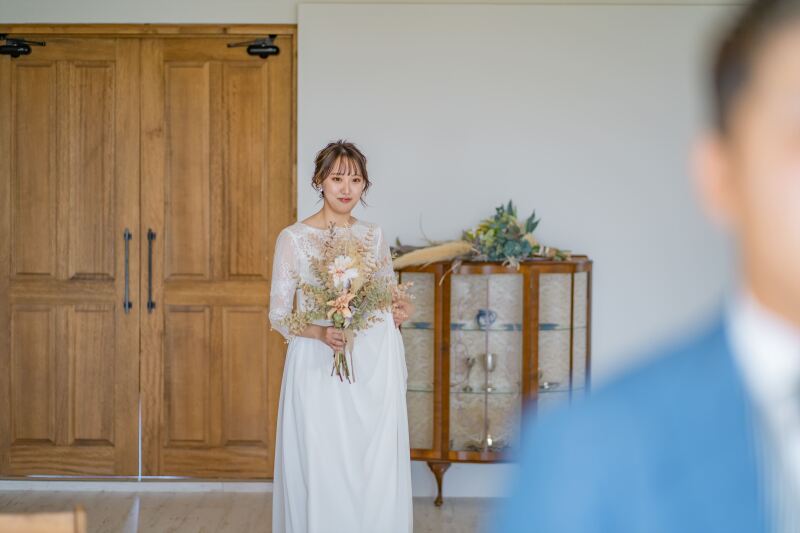 新婦様は新郎様の背中に向かって