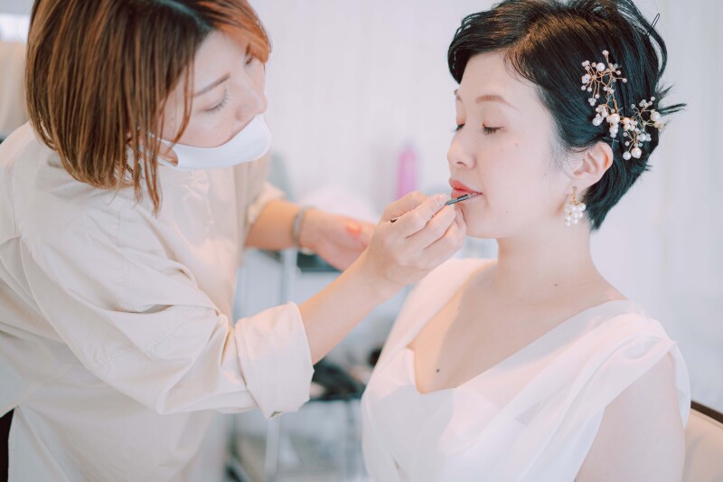 ドレスも決まって早速メイクです