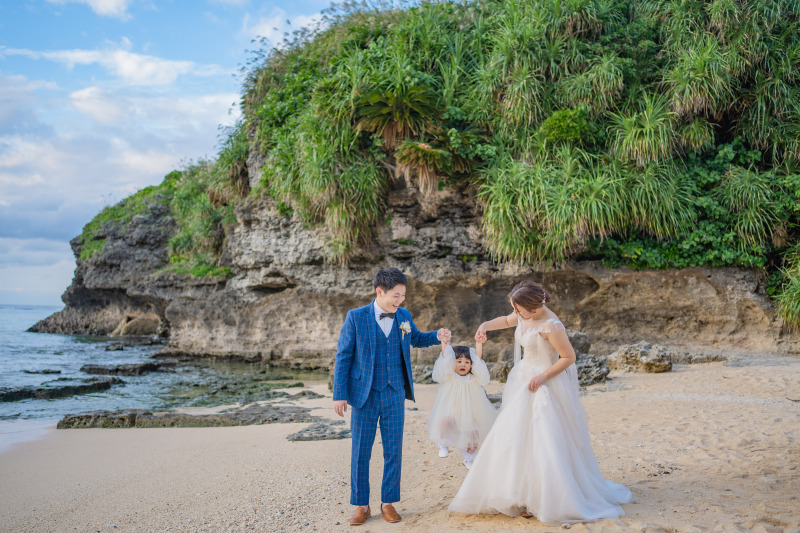 大きな崖をバックに家族写真!