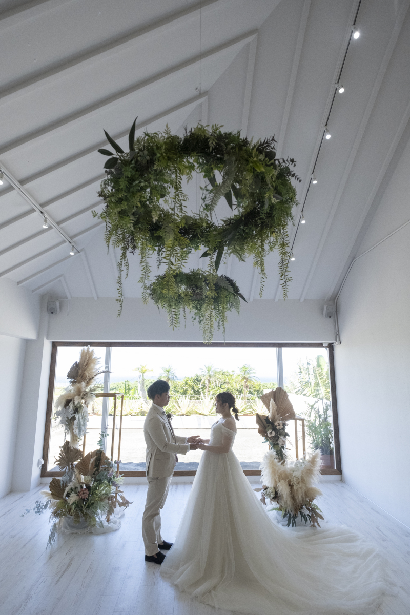 手を取り合って