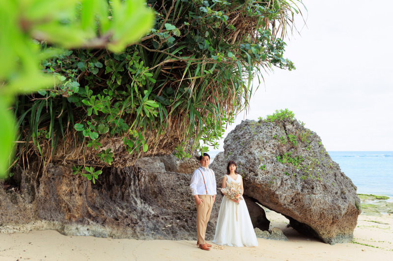 岩場でのエモーショナルなカットも