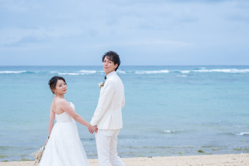 青い海をバックに