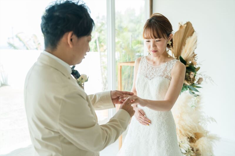 真剣なまなざしで指輪交換