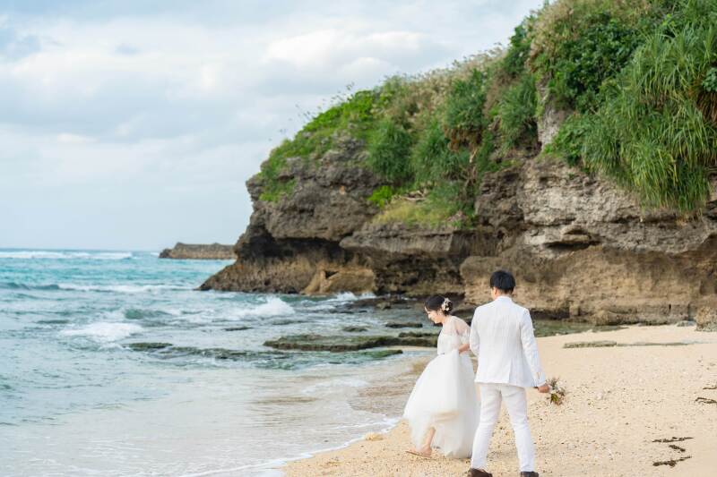 海辺での素敵なひととき、波と戯れて