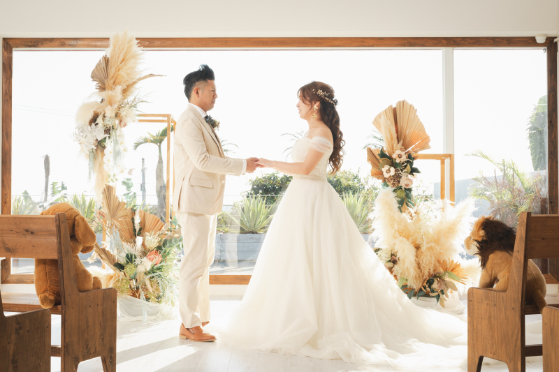 手を取り合って