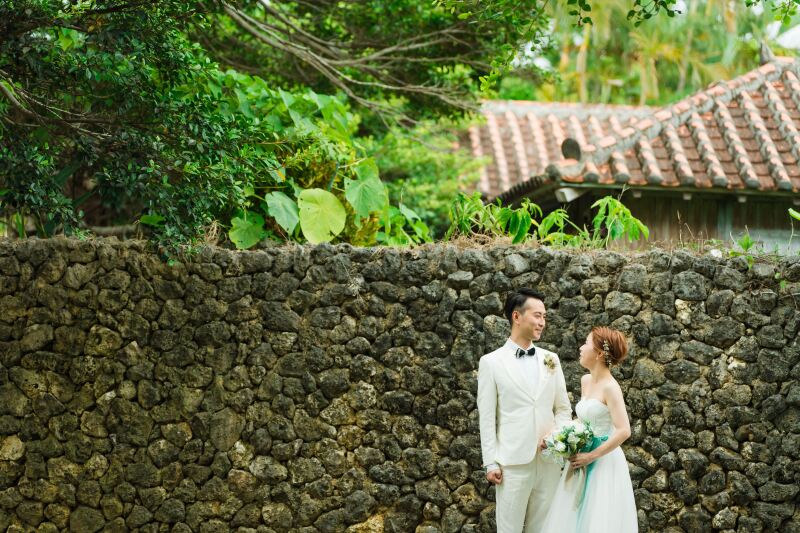 琉球の街並みらしい背景で