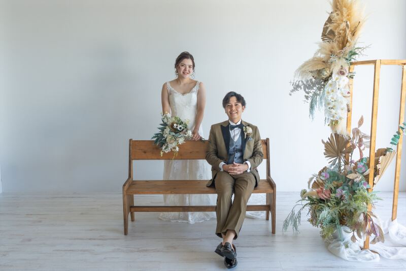 白を基調としたスタジオ内で