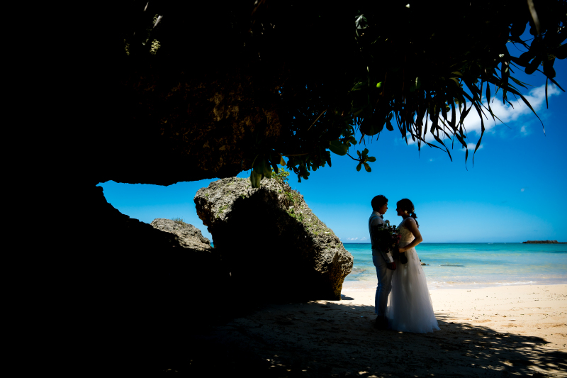ビーチの岩場でカッコいい雰囲気に