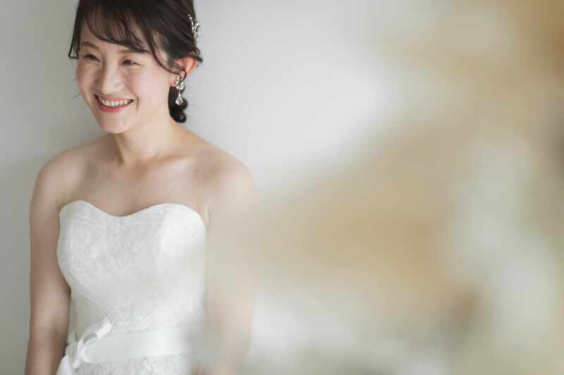 白い壁をバックに