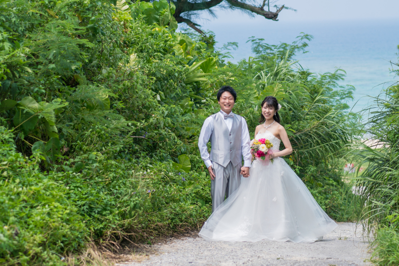 海へと向かう小径で気分は高まります