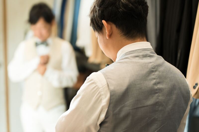 さりげなく新郎さまの後姿も