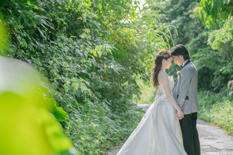 ビーチへつながるグリーントンネル