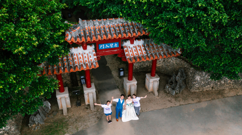 赤瓦門の前でドローンショット！