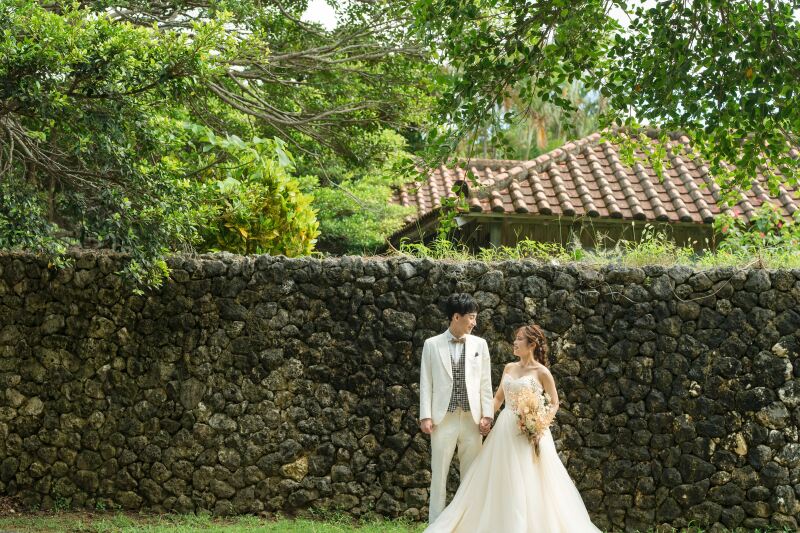 赤瓦屋根と石垣のカット