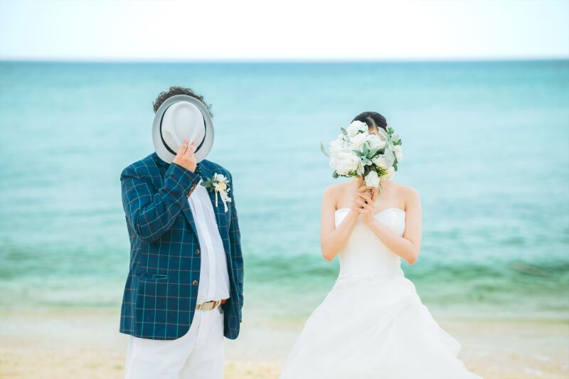 帽子とブーケでそっと隠して