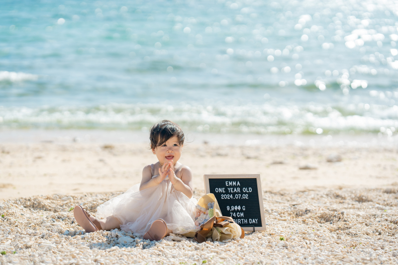 輝く海をバックに