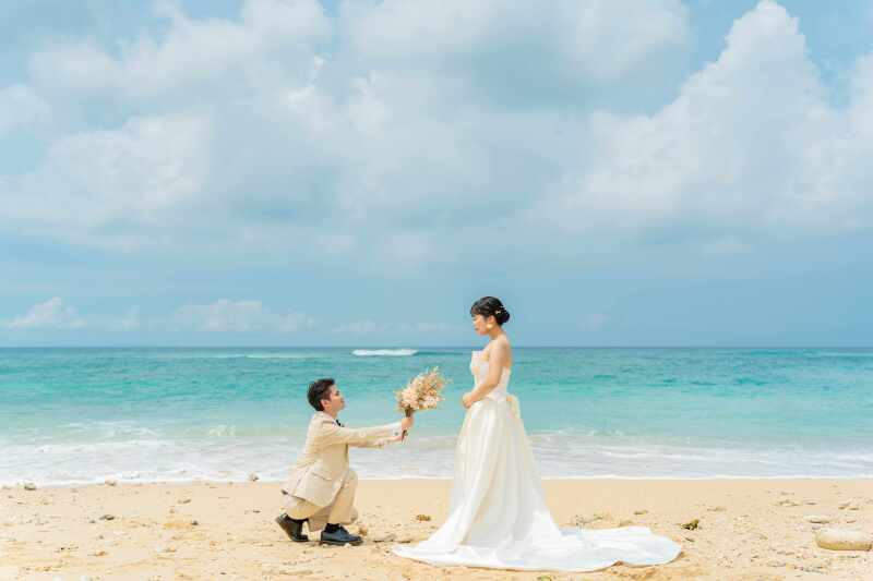 ビーチでは新郎様が積極的に