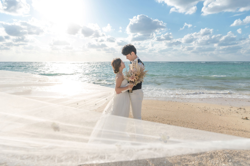 風に舞うロングベールが映えカットを演出！