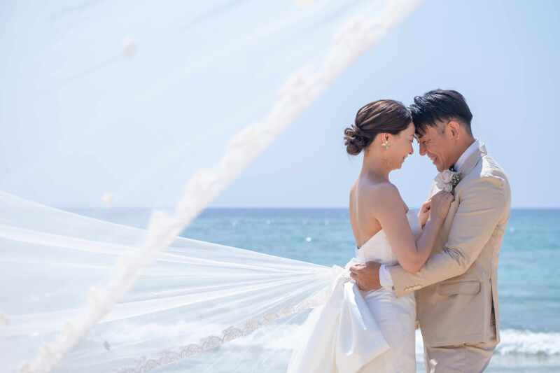 晴天になびくロングベール