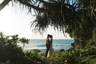 沖縄の美しい夕日を背にウェディングフォト❅