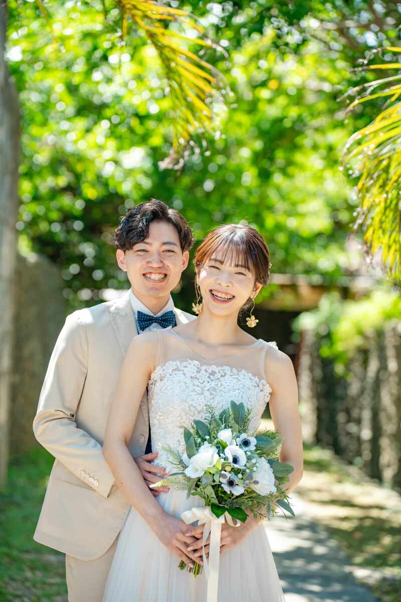 鮮やかなグリーンをバックに