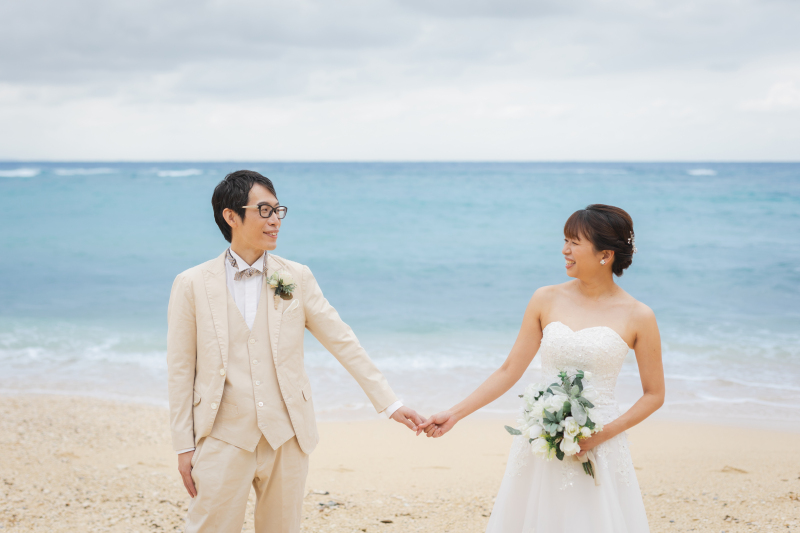 沖縄のビーチで二人の時間