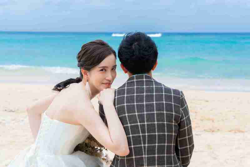 流木に座ってこんなポーズも